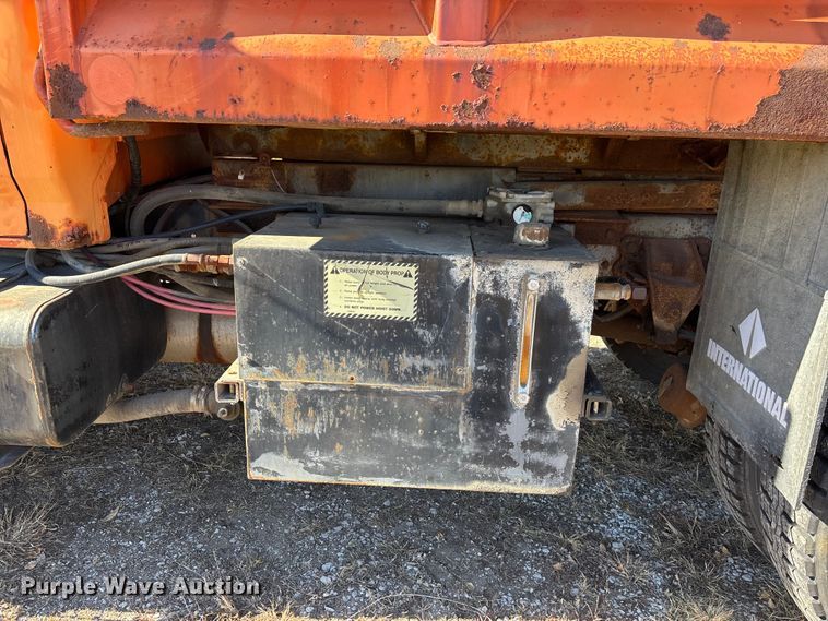 image for item EE4359 1993 Ford F800 dump truck