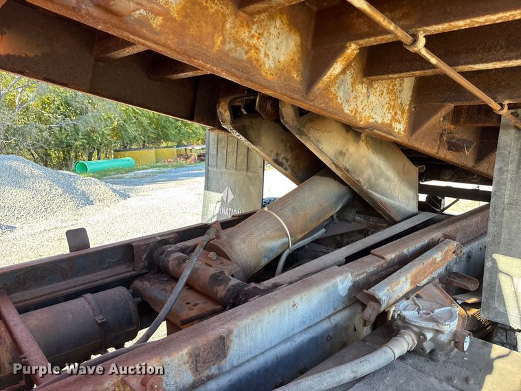 image for item EE4359 1993 Ford F800 dump truck