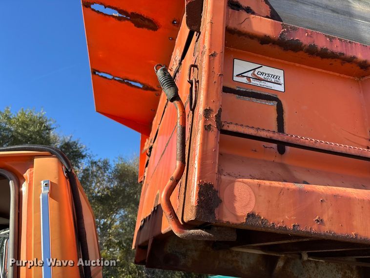 image for item EE4359 1993 Ford F800 dump truck