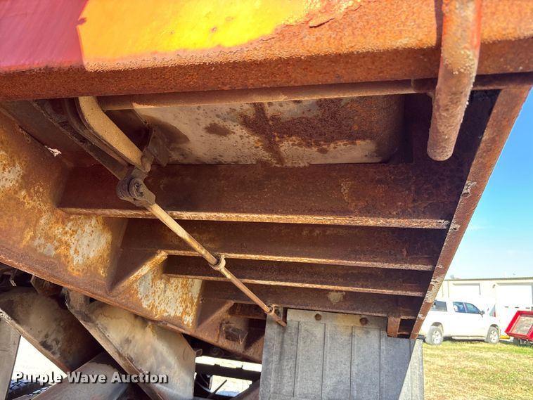 image for item EE4359 1993 Ford F800 dump truck