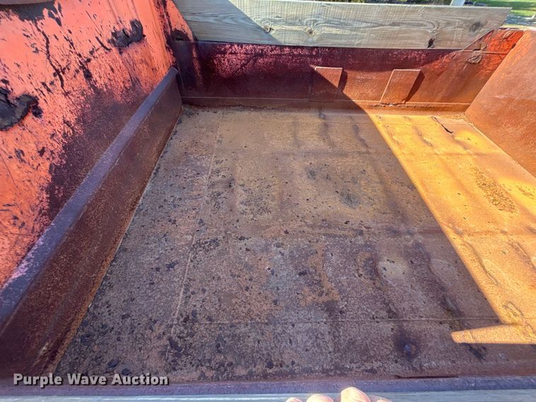 image for item EE4359 1993 Ford F800 dump truck