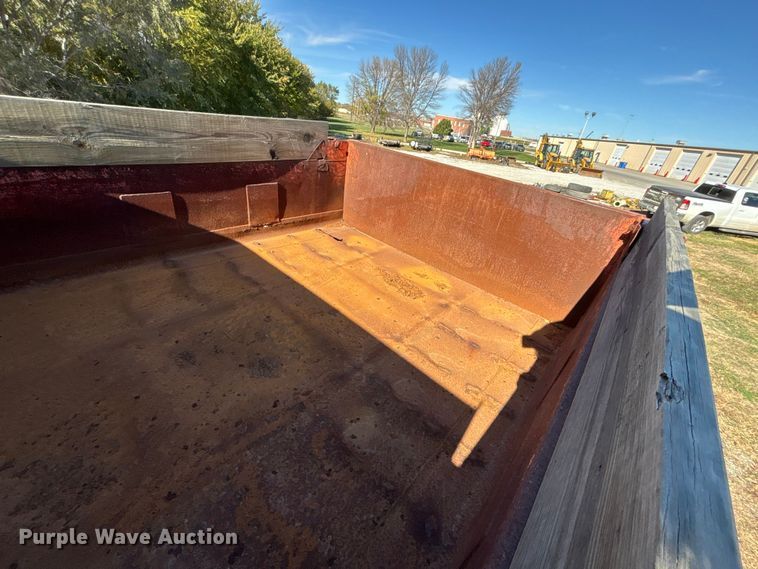 image for item EE4359 1993 Ford F800 dump truck