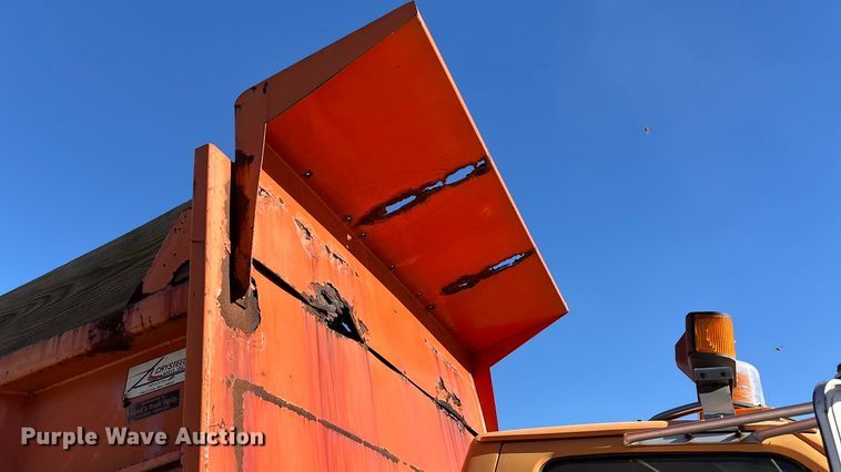 image for item EE4359 1993 Ford F800 dump truck