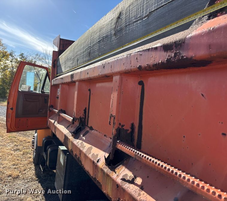 image for item EE4359 1993 Ford F800 dump truck