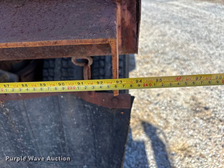 image for item EE4359 1993 Ford F800 dump truck