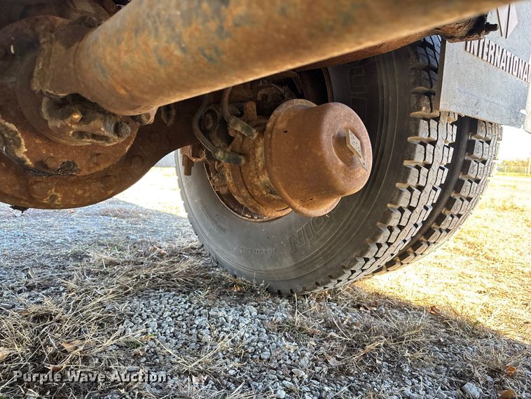 image for item EE4359 1993 Ford F800 dump truck