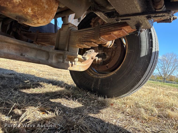 image for item EE4359 1993 Ford F800 dump truck