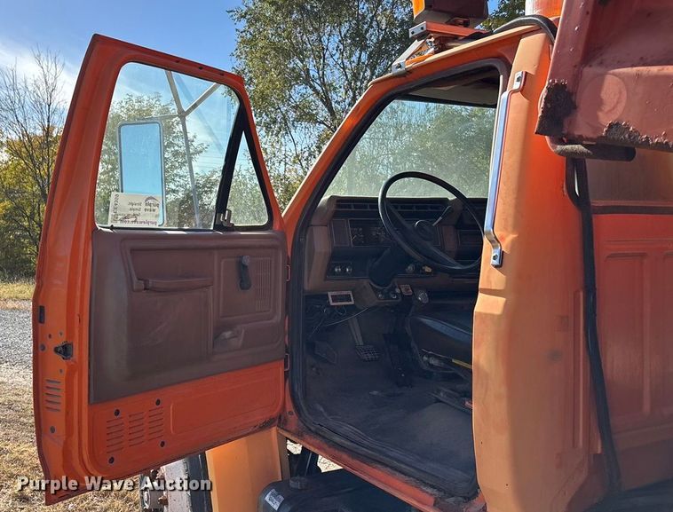image for item EE4359 1993 Ford F800 dump truck