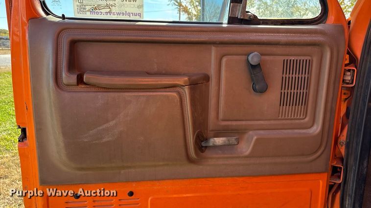 image for item EE4359 1993 Ford F800 dump truck