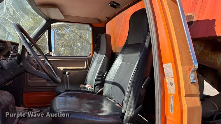 image for item EE4359 1993 Ford F800 dump truck