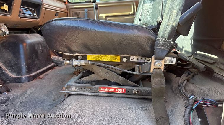 image for item EE4359 1993 Ford F800 dump truck