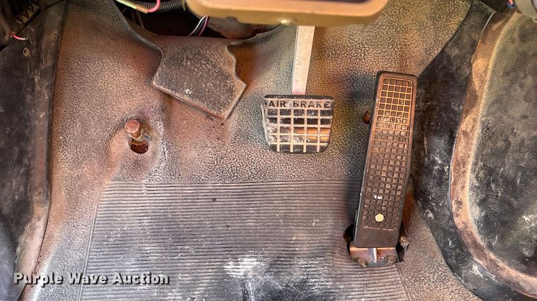 image for item EE4359 1993 Ford F800 dump truck