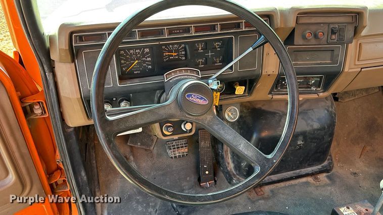 image for item EE4359 1993 Ford F800 dump truck