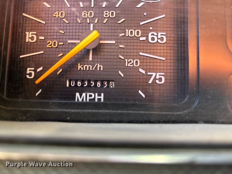 image for item EE4359 1993 Ford F800 dump truck