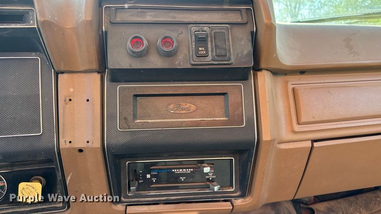 image for item EE4359 1993 Ford F800 dump truck