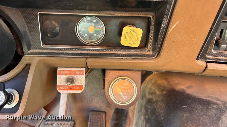 image for item EE4359 1993 Ford F800 dump truck