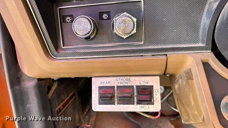 image for item EE4359 1993 Ford F800 dump truck