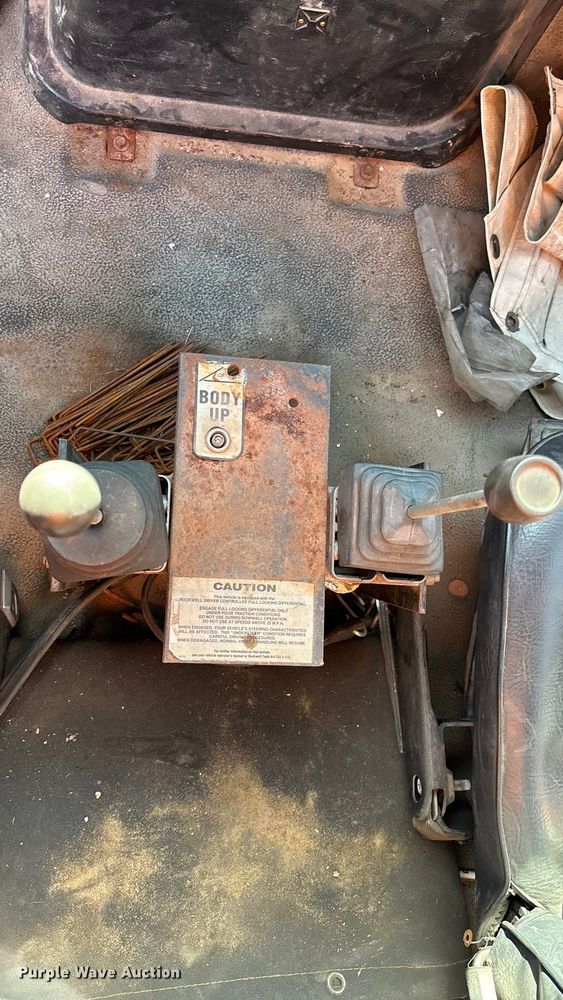 image for item EE4359 1993 Ford F800 dump truck