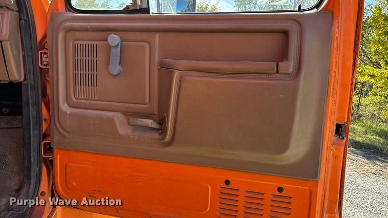 image for item EE4359 1993 Ford F800 dump truck