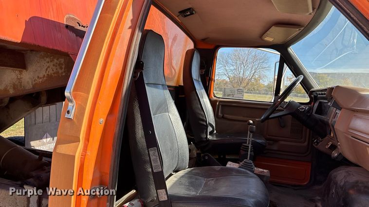 image for item EE4359 1993 Ford F800 dump truck