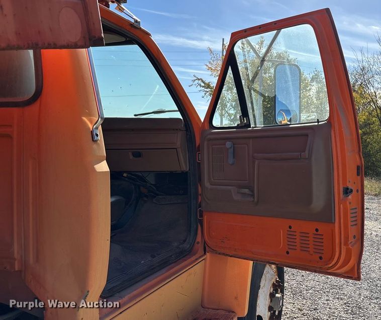 image for item EE4359 1993 Ford F800 dump truck