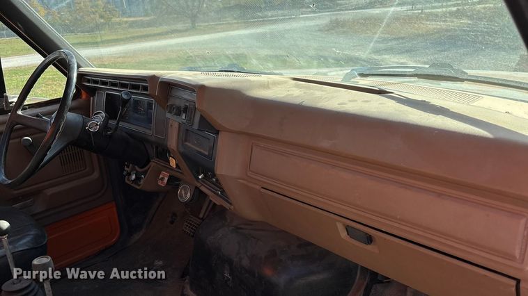 image for item EE4359 1993 Ford F800 dump truck