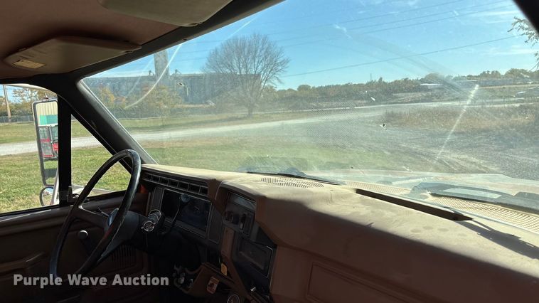 image for item EE4359 1993 Ford F800 dump truck
