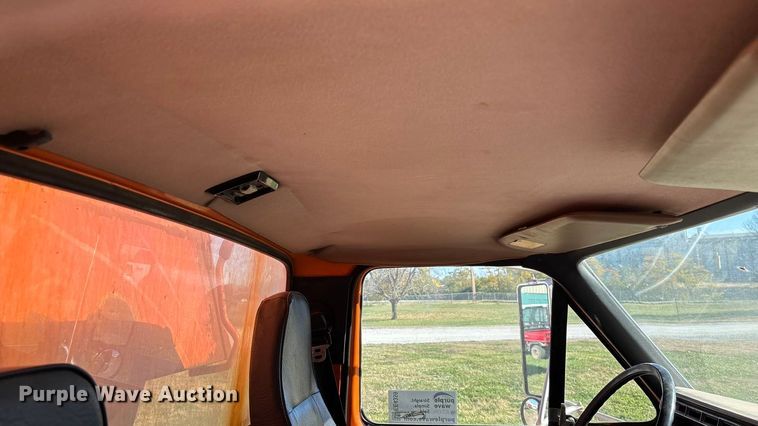 image for item EE4359 1993 Ford F800 dump truck