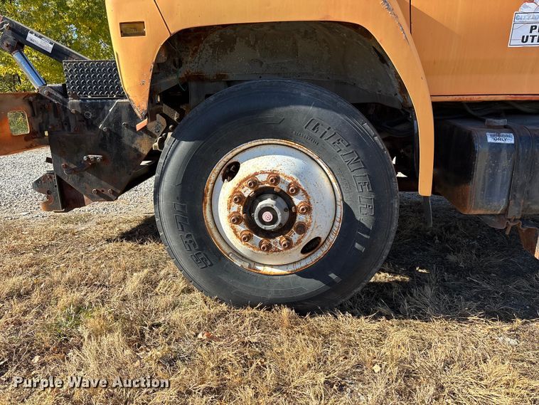 image for item EE4359 1993 Ford F800 dump truck