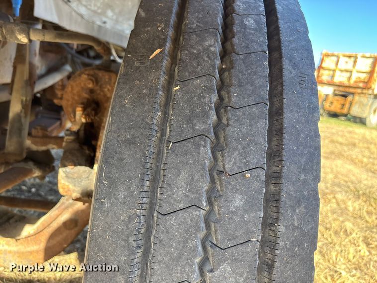 image for item EE4359 1993 Ford F800 dump truck