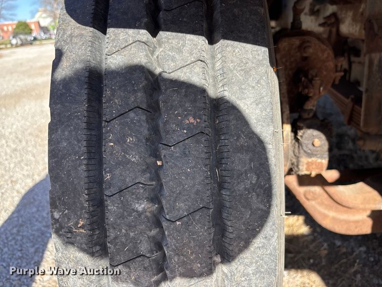 image for item EE4359 1993 Ford F800 dump truck