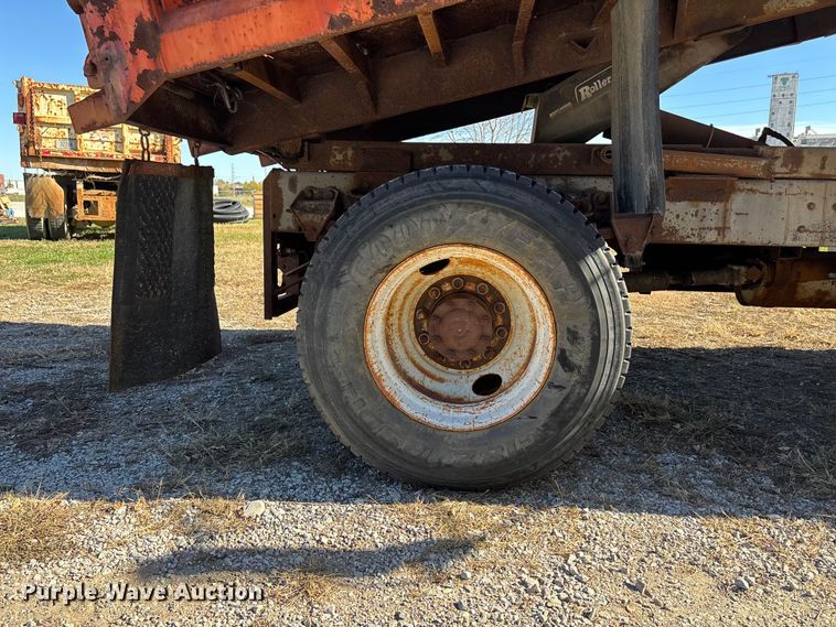 image for item EE4359 1993 Ford F800 dump truck