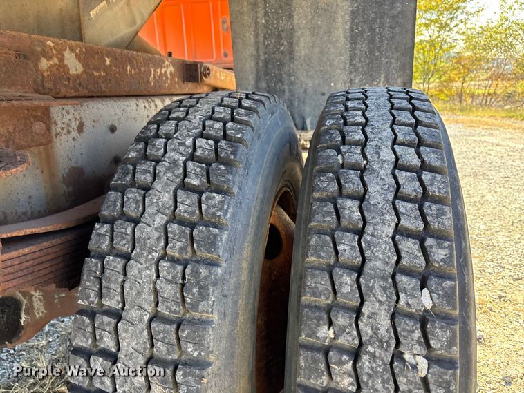 image for item EE4359 1993 Ford F800 dump truck