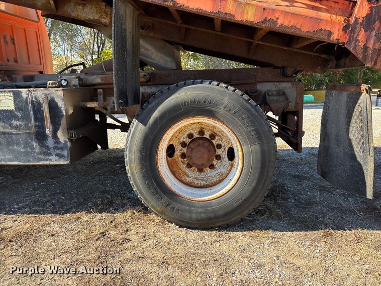 image for item EE4359 1993 Ford F800 dump truck