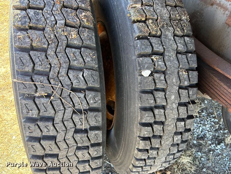 image for item EE4359 1993 Ford F800 dump truck