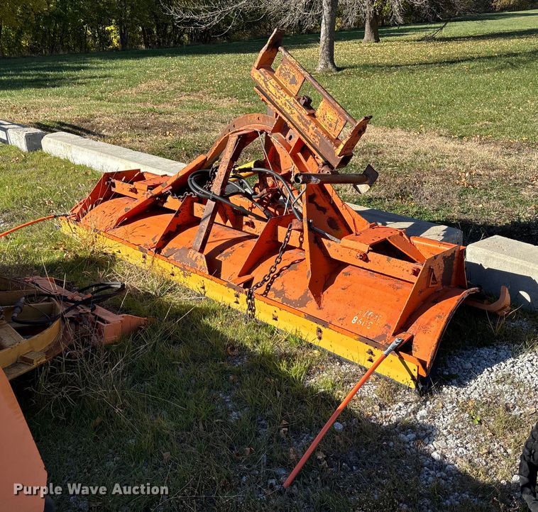 image for item EE4359 1993 Ford F800 dump truck