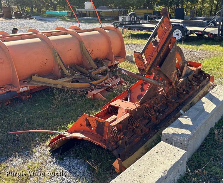 image for item EE4359 1993 Ford F800 dump truck