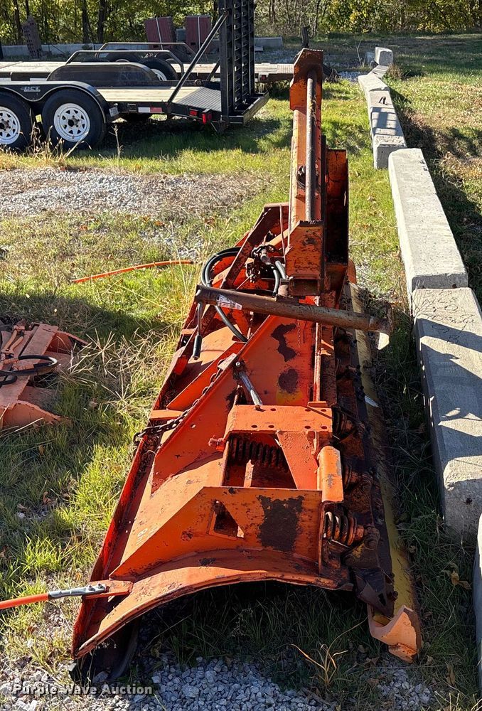 image for item EE4359 1993 Ford F800 dump truck