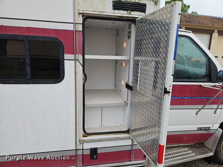 image for item EJ0071 1999 Ford E450 ambulance