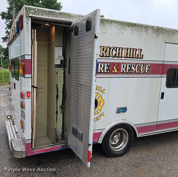 image for item EJ0071 1999 Ford E450 ambulance