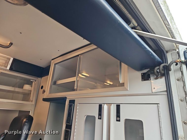 image for item EJ0071 1999 Ford E450 ambulance