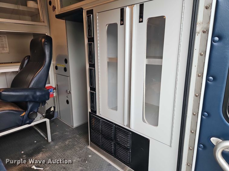 image for item EJ0071 1999 Ford E450 ambulance