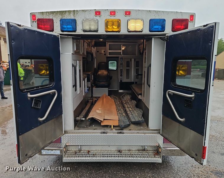 image for item EJ0071 1999 Ford E450 ambulance