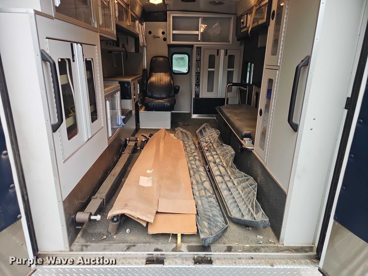 image for item EJ0071 1999 Ford E450 ambulance