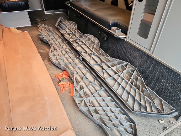 image for item EJ0071 1999 Ford E450 ambulance