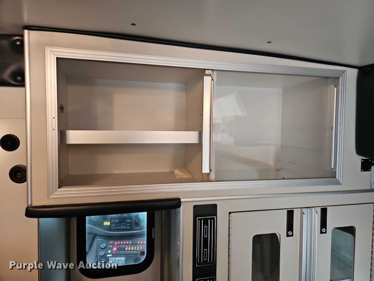 image for item EJ0071 1999 Ford E450 ambulance