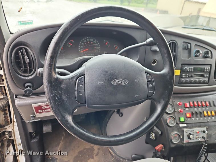 image for item EJ0071 1999 Ford E450 ambulance