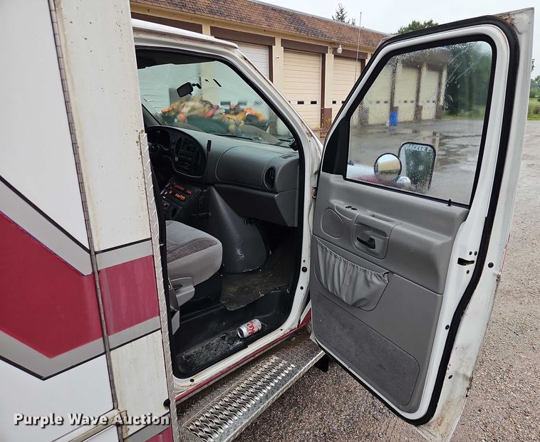 image for item EJ0071 1999 Ford E450 ambulance