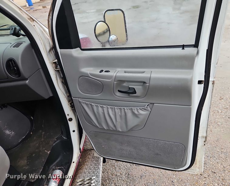 image for item EJ0071 1999 Ford E450 ambulance