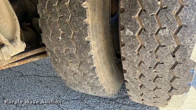 image for item EN0113 2001 Frightliner Thomas  bus